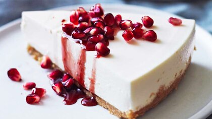 Receta de tarta fría de yogur y granada: un postre fácil de preparar y perfecto para el verano