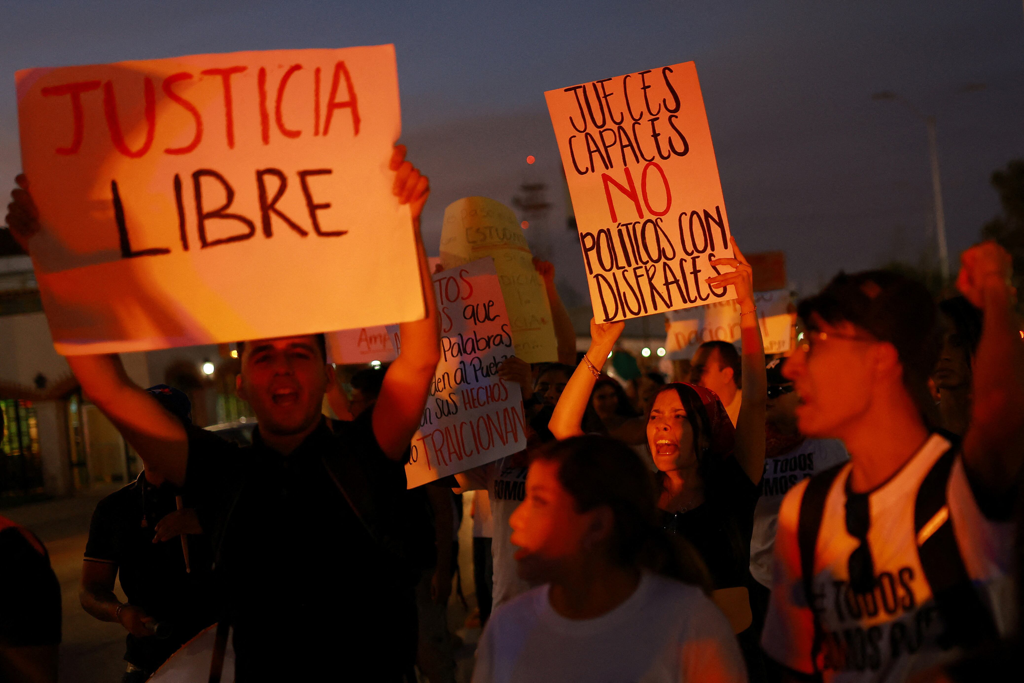 University students protest after a highly contested judicial reform proposal was passed in the Senate, in Ciudad Juarez, Mexico, September 11, 2024. REUTERS/Jose Luis Gonzalez