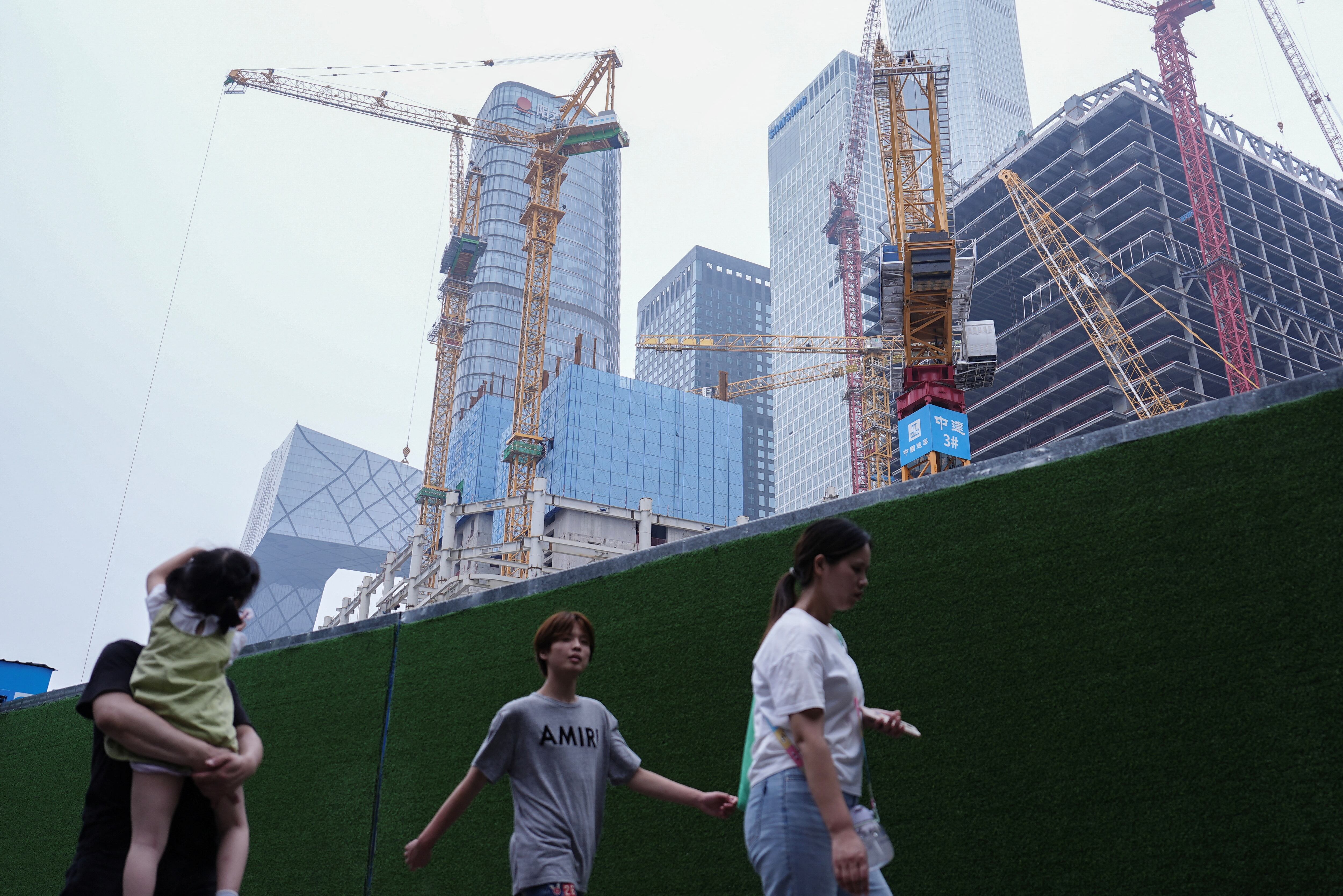 La urbanización rápida en China llegó a su fin en 2021 con una drástica caída en el mercado inmobiliario. (REUTERS/Tingshu Wang)