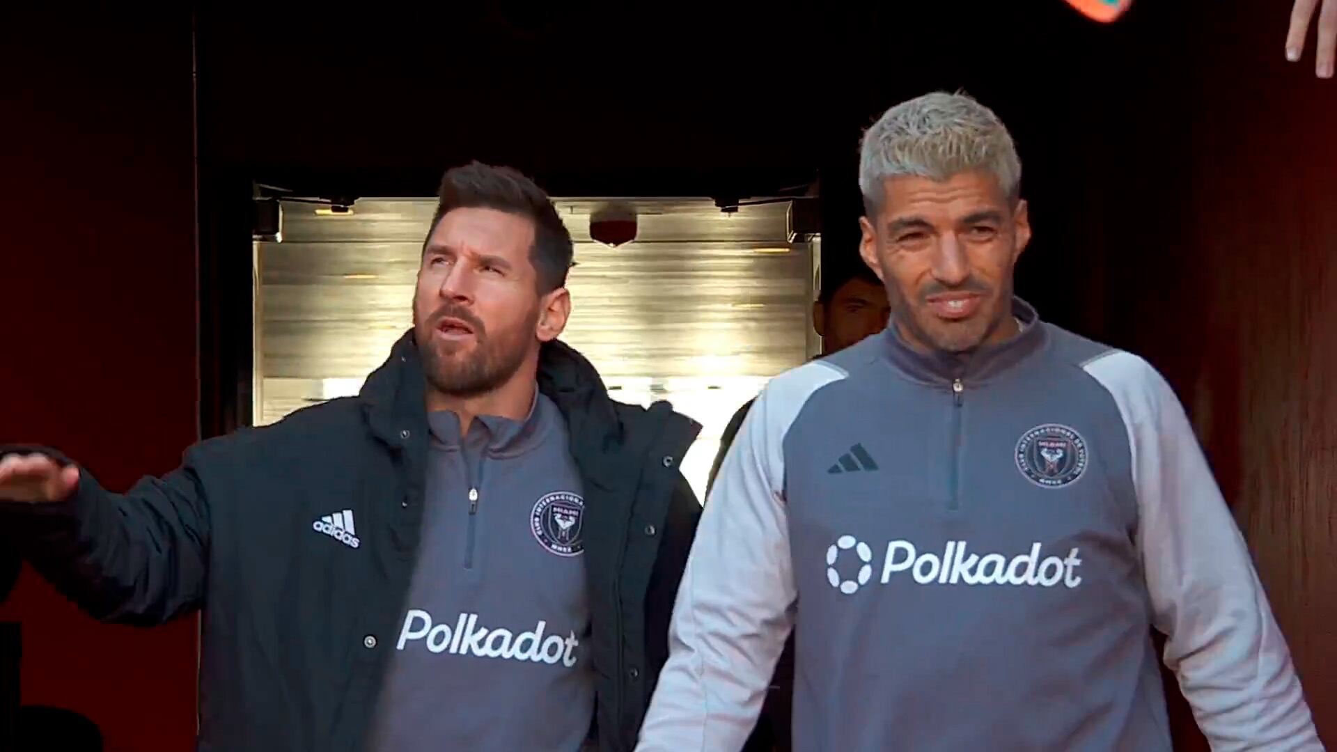 Messi y Suárez entrando a la cancha