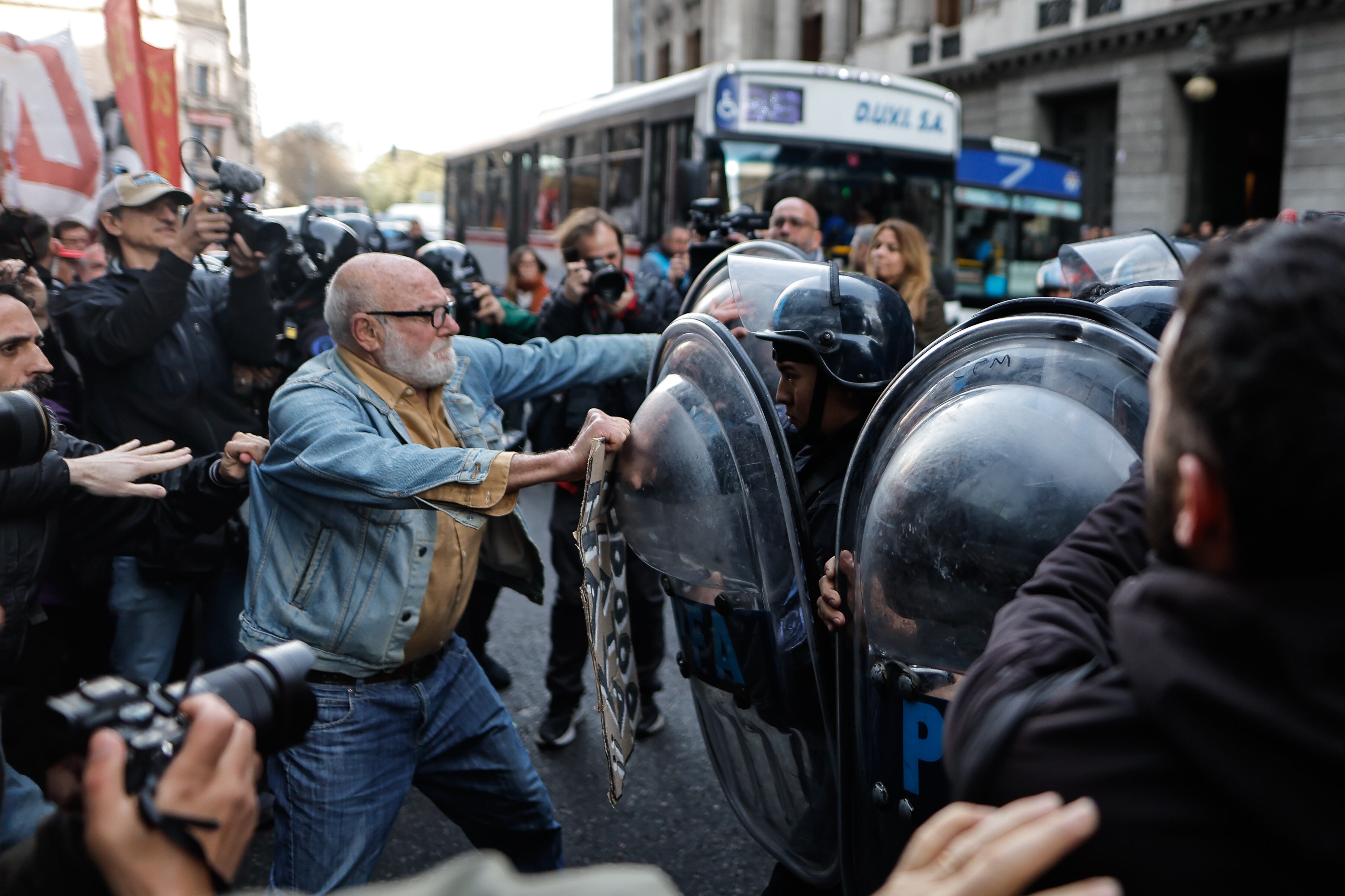 Miembros de la Policía Federal Argentina (PFA) se enfrentan con manifestantes este miércoles
