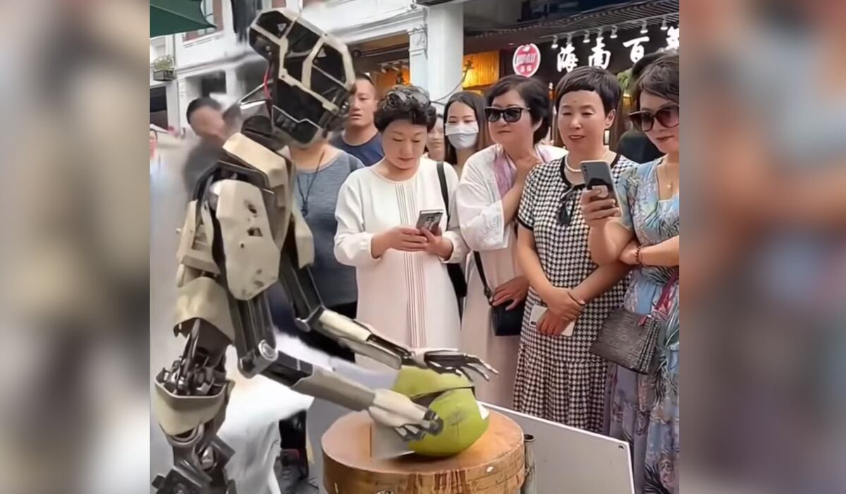 El robot que parte cocos y deja sin trabajo a quienes trabajan en la playa