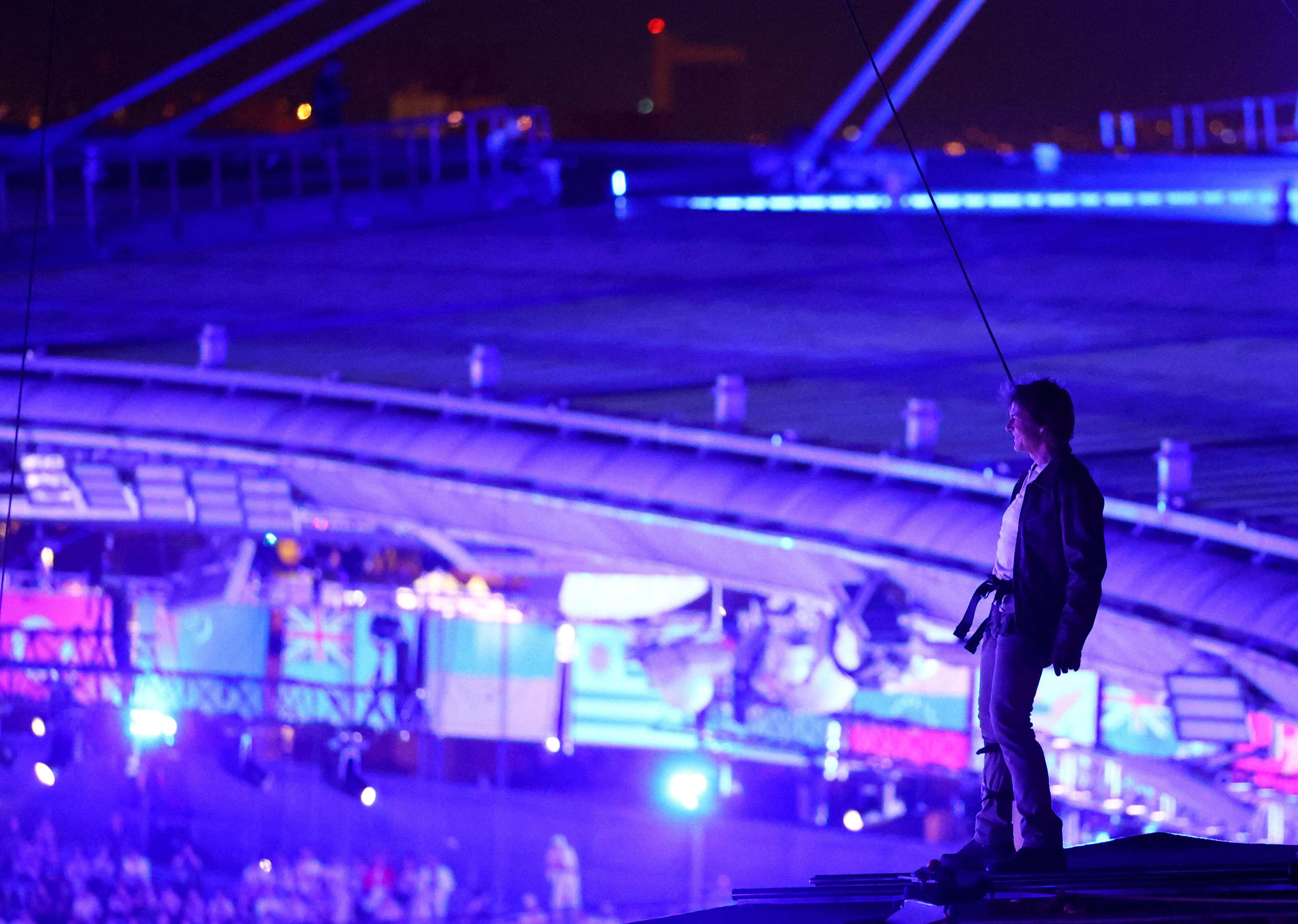 Tom Cruise, en el techo del Stade de France, antes del gran salto (REUTERS/Fabrizio Bensch/Pool)