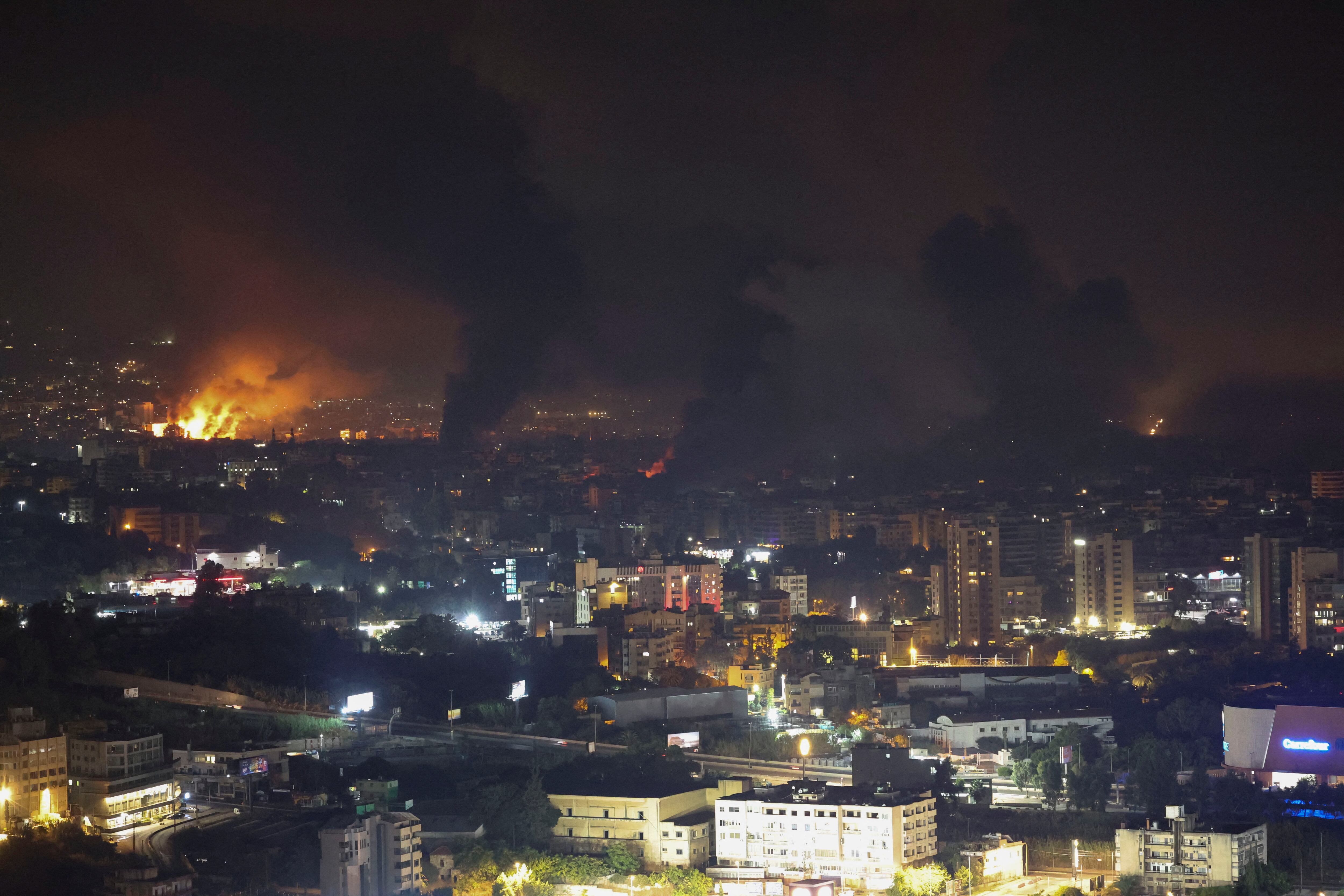 El humo ondea sobre los suburbios del sur de Beirut (REUTERS/Mohamed Azakir)