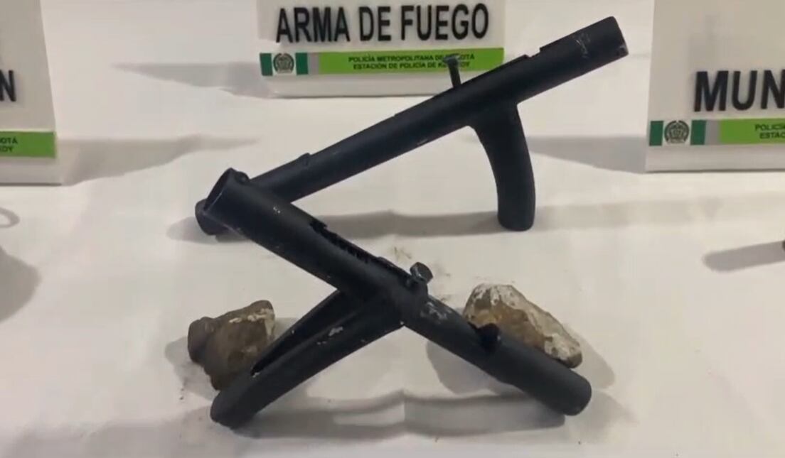 Las dos armas artesanales que fueron modificadas por los delincuentes y que les fueron decomisadas tras una requisa hecha por parte de los agentes de la Mebog - crédito Mebog