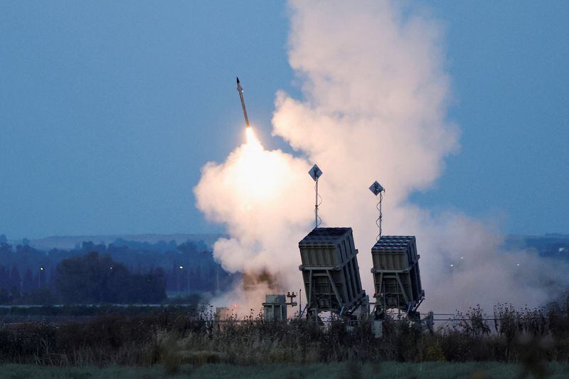 Un lanzador de la Cúpula de Hierro dispara un misil interceptor mientras desde Gaza se lanzan cohetes, en Sderot, Israel (REUTERS/Ammar Awad)