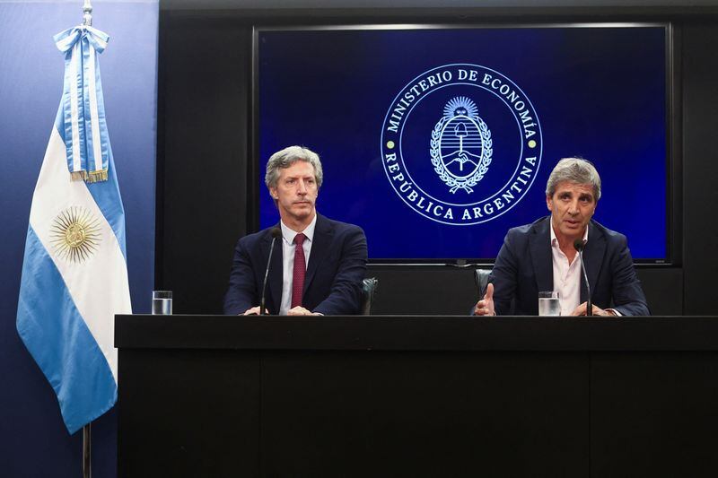 El ministro de Economía de Argentina, Luis Caputo y Santiago Bausili, presidente del Banco Central. REUTERS/Matias Baglietto