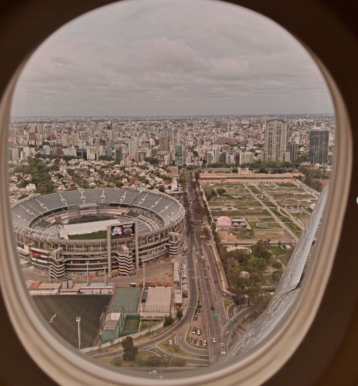 Mauro Icardi llegó a Argentina y mostró una foto desde el aire sobre la cancha de Ríver, antes de aterrizar (Instagram)