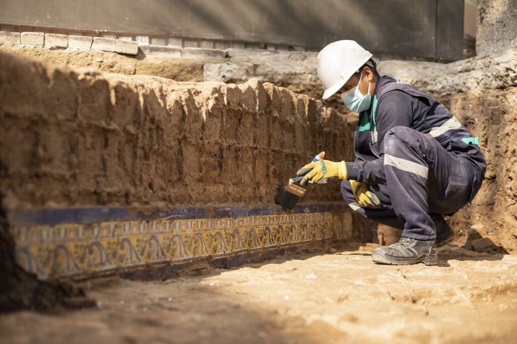 Un arqueólogo limpiando parte de un mural virreynal