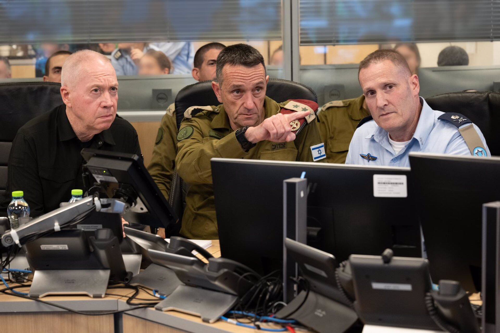 Yoav Gallant, ministro de Defensa de Israel (izquierda); Herzi Halevi, jefe del Ejército (centro); y otros altos mandos militares, durante una reunión en la sala de comando de la Fuerza Aérea (Europa Press/Contacto/Israel's Ministry of Defense)
