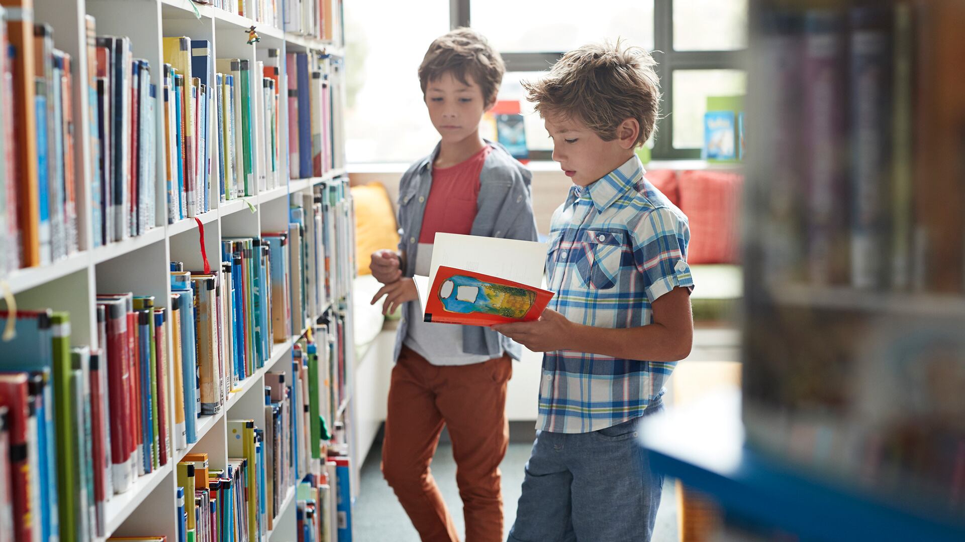 chicos niños leyendo