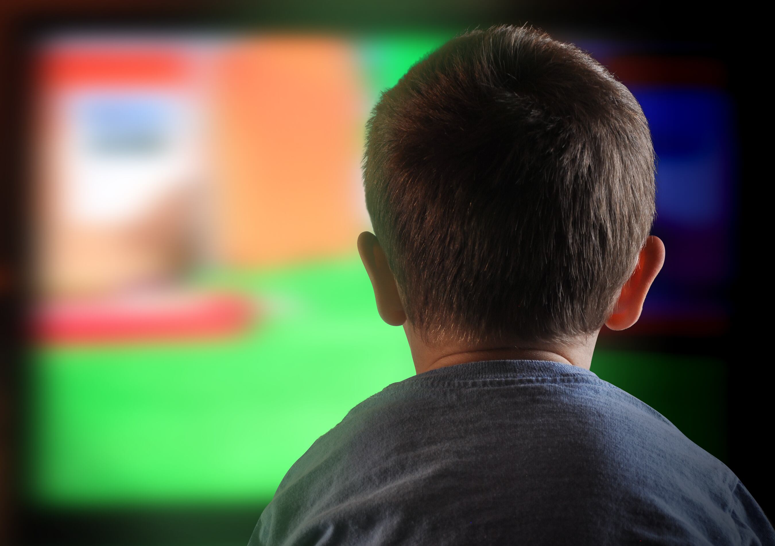 Un niño ve un programa de televisión (Shutterstock)