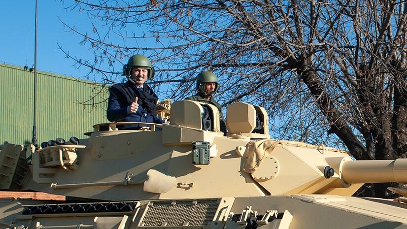 Tanques en Boulogne - Luis Petri