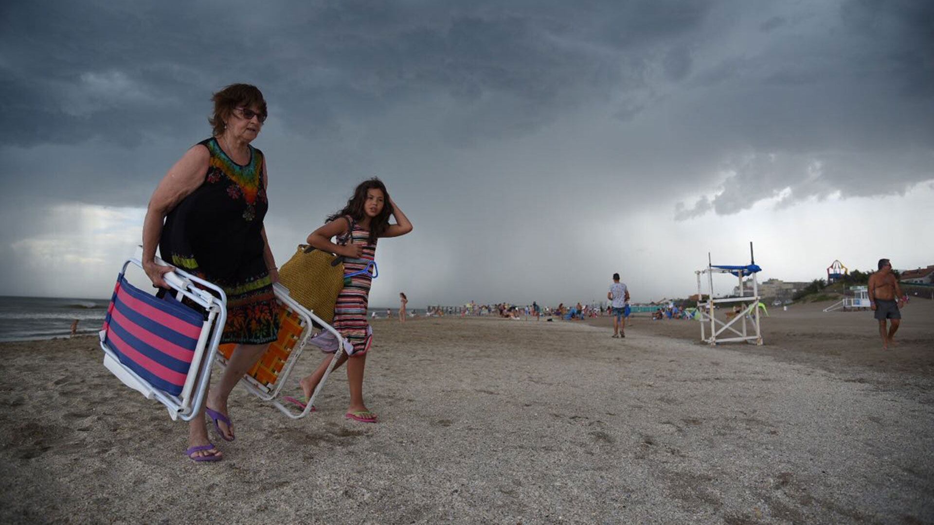 Cuando hay pronóstico de tormentas, no hay que quedarse al aire libre, como en playas (Diego Medina)