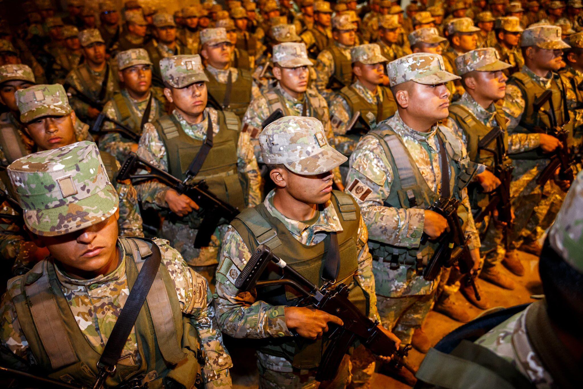 Decenas de integrantes del Ejército del Perú, fuertemente armados, forman en uno los principales paraderos de buses en Lima.