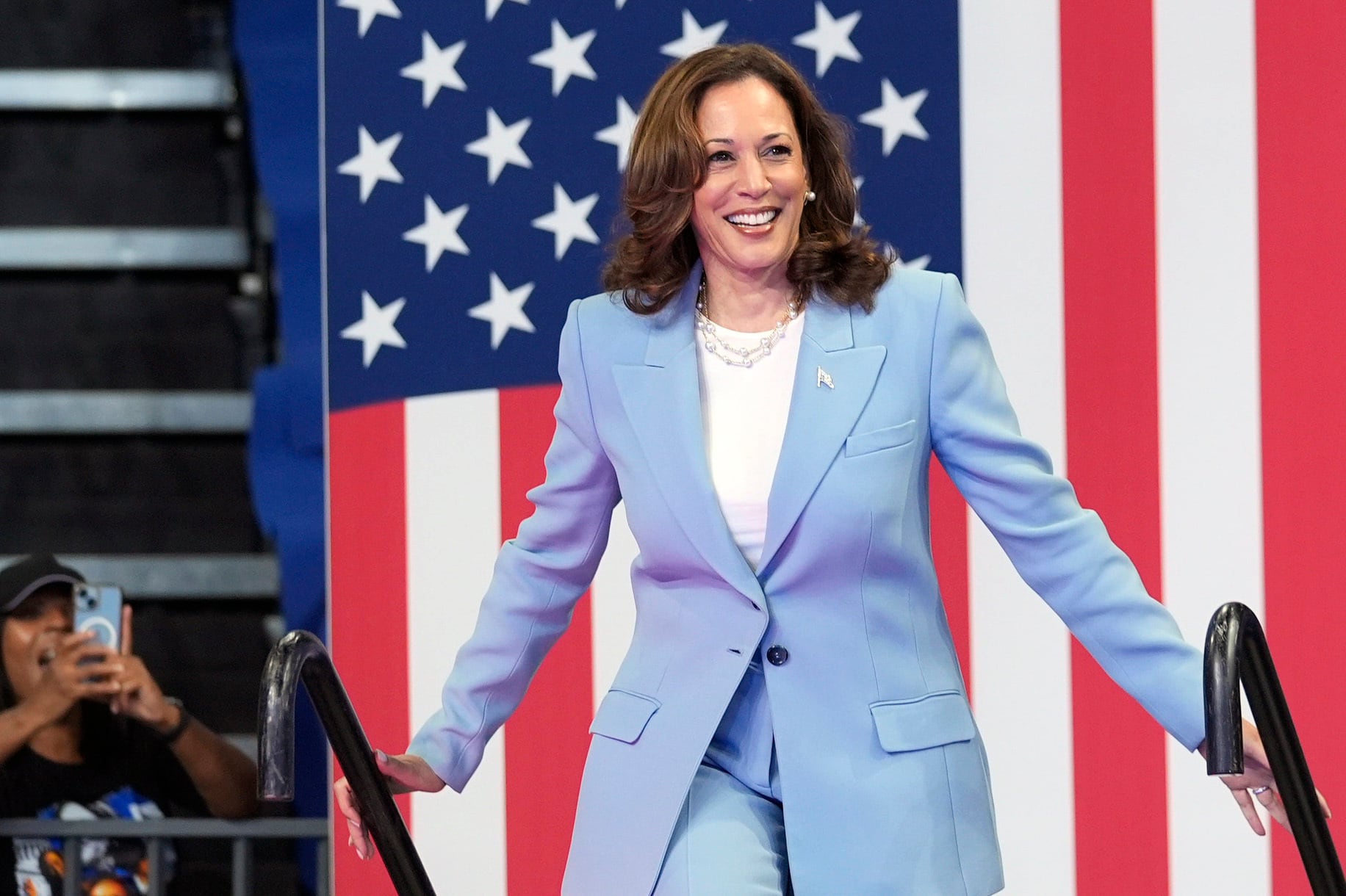 La vicepresidenta y candidata demócrata Kamala Harris llega a un evento de campaña el 30 de julio de 2024 en Atlanta. (AP Foto/John Bazemore)