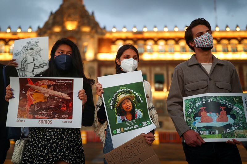 FOTO DE ARCHIVO. Una activista sostiene un cartel con la imagen de Irma Galindo, ambientalista mexicana desaparecida, durante una protesta en el Día de la Tierra para exigir justicia por los ambientalistas asesinados y desaparecidos, en la plaza del Zócalo en Ciudad de México, México, 22 de abril de 2022. Foto tomada, el 22 de abril de 2022. REUTERS/Edgard Garrido