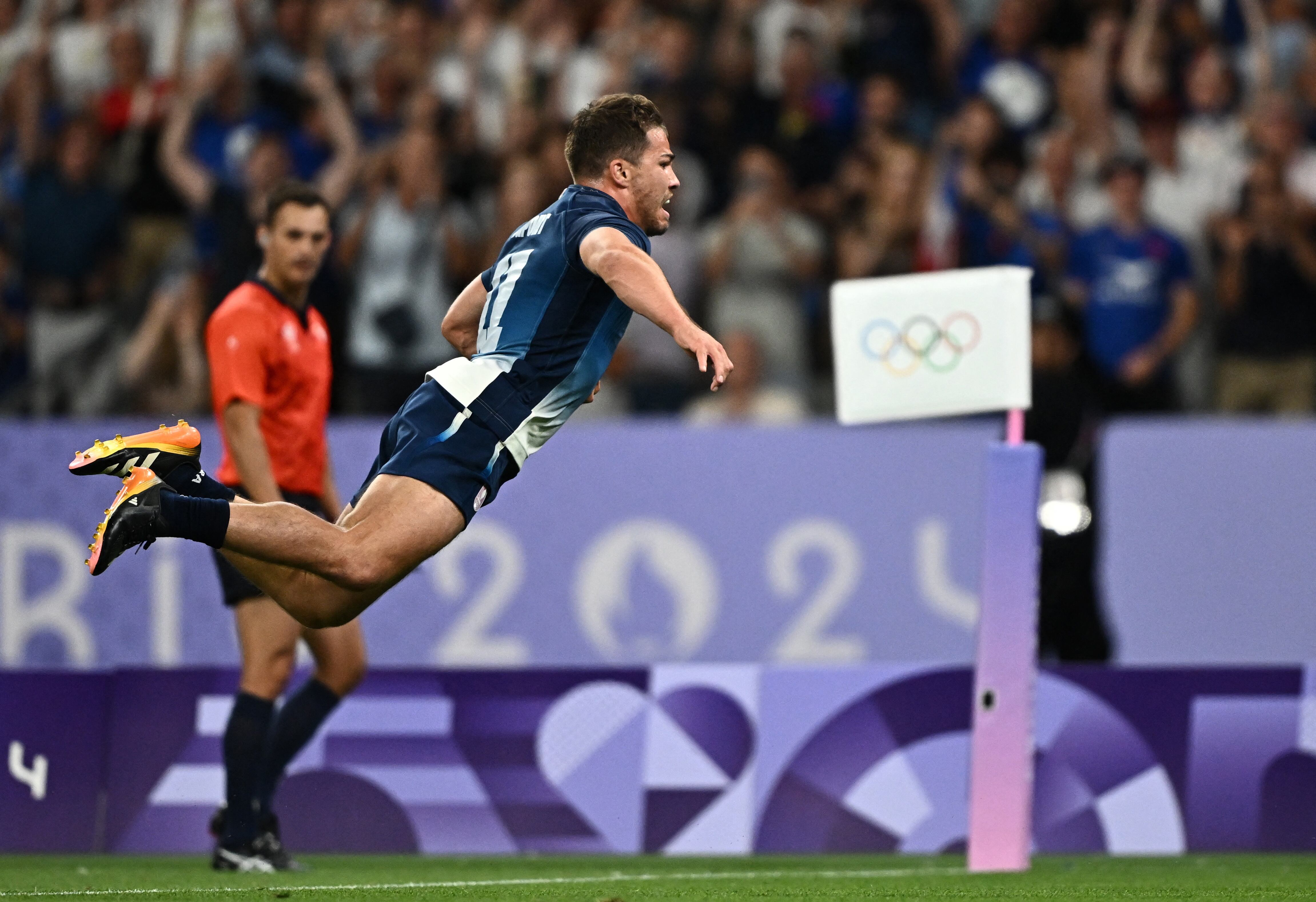 Antoine Dupont vuela hacia el try para Francia. REUTERS/Dylan Martinez