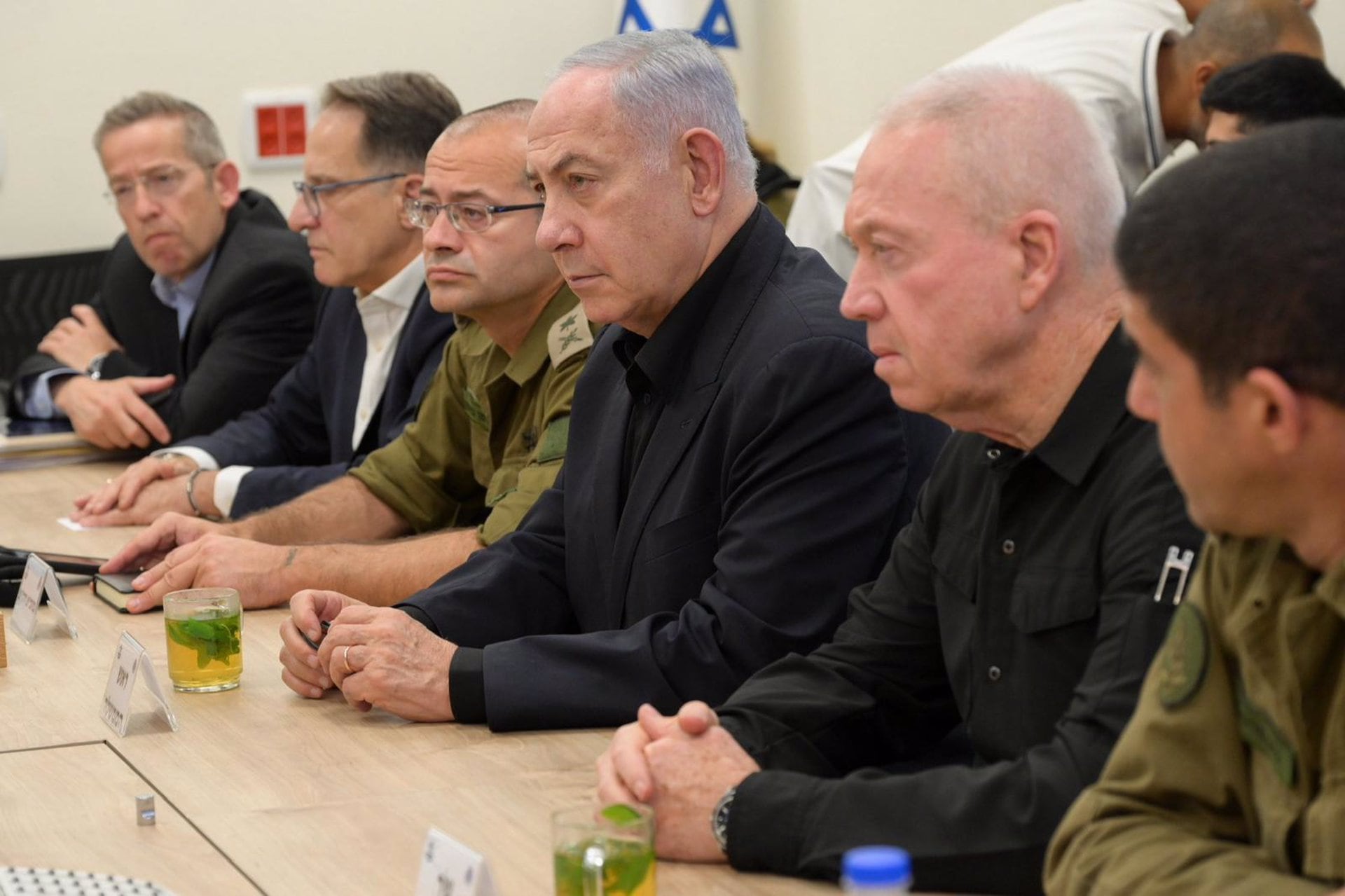  Benjamin Netanyahu y Yoav Gallant en una reunión con militares israelíes (Europa Press/Contacto/Ministerio de Defensa) 