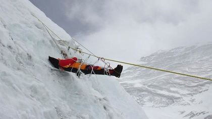 El deshielo del Everest deja al descubierto cadáveres de montañistas y toneladas de basura  