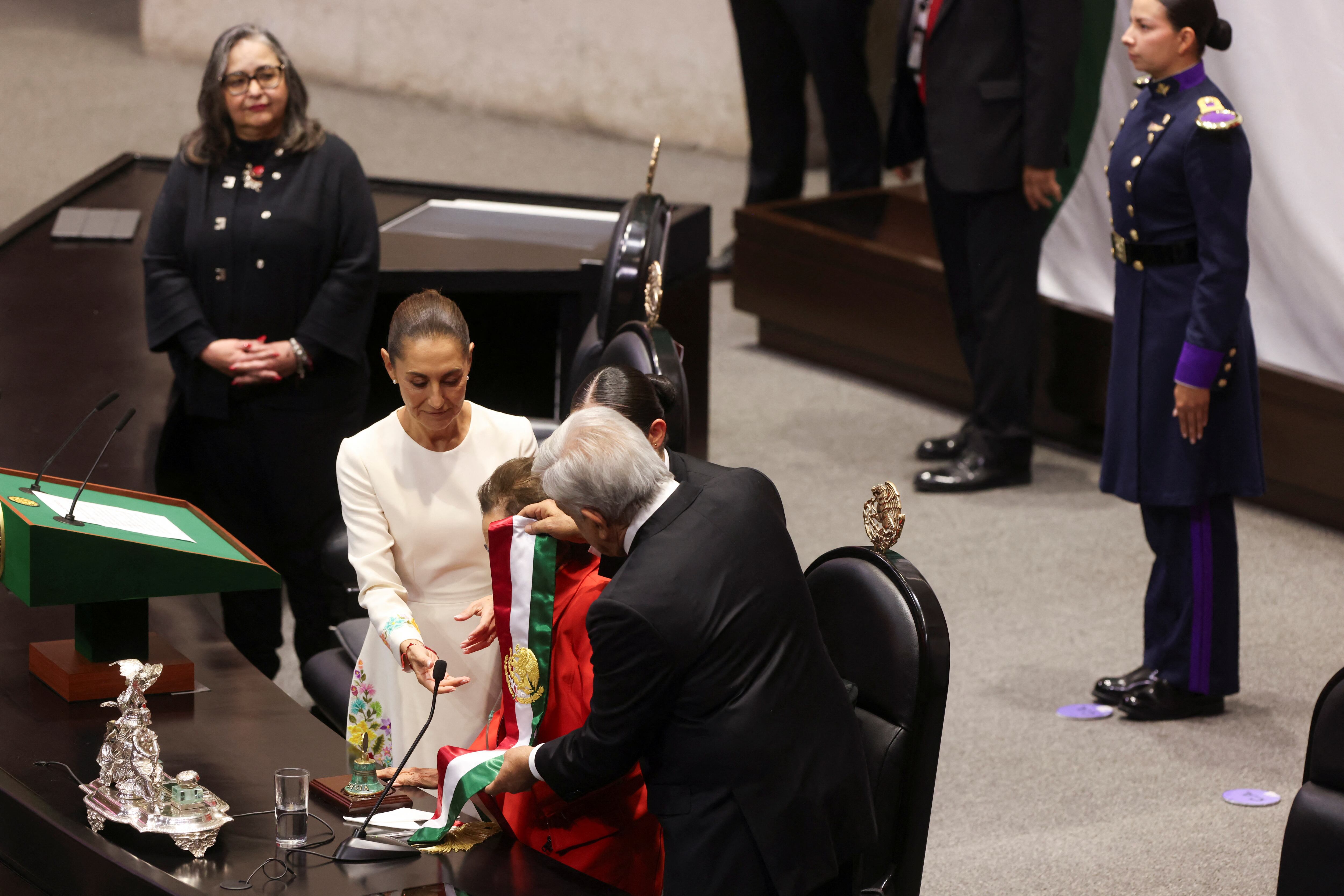 AMLO entrega la banda presidencial. (REUTERS/Quetzalli Nicte-Ha)