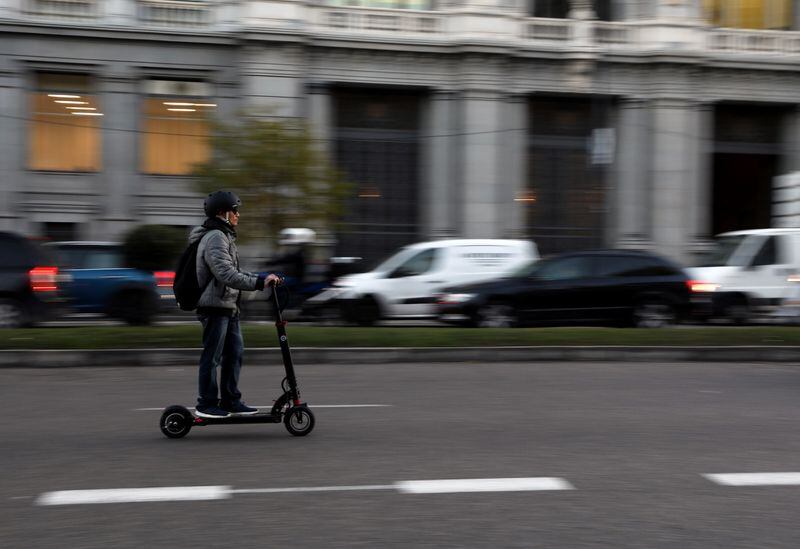 Las empresas de patinetes eléctricos replican a Almeida: “La mayoría de incidencias se produjeron en calles sin infraestructuras”