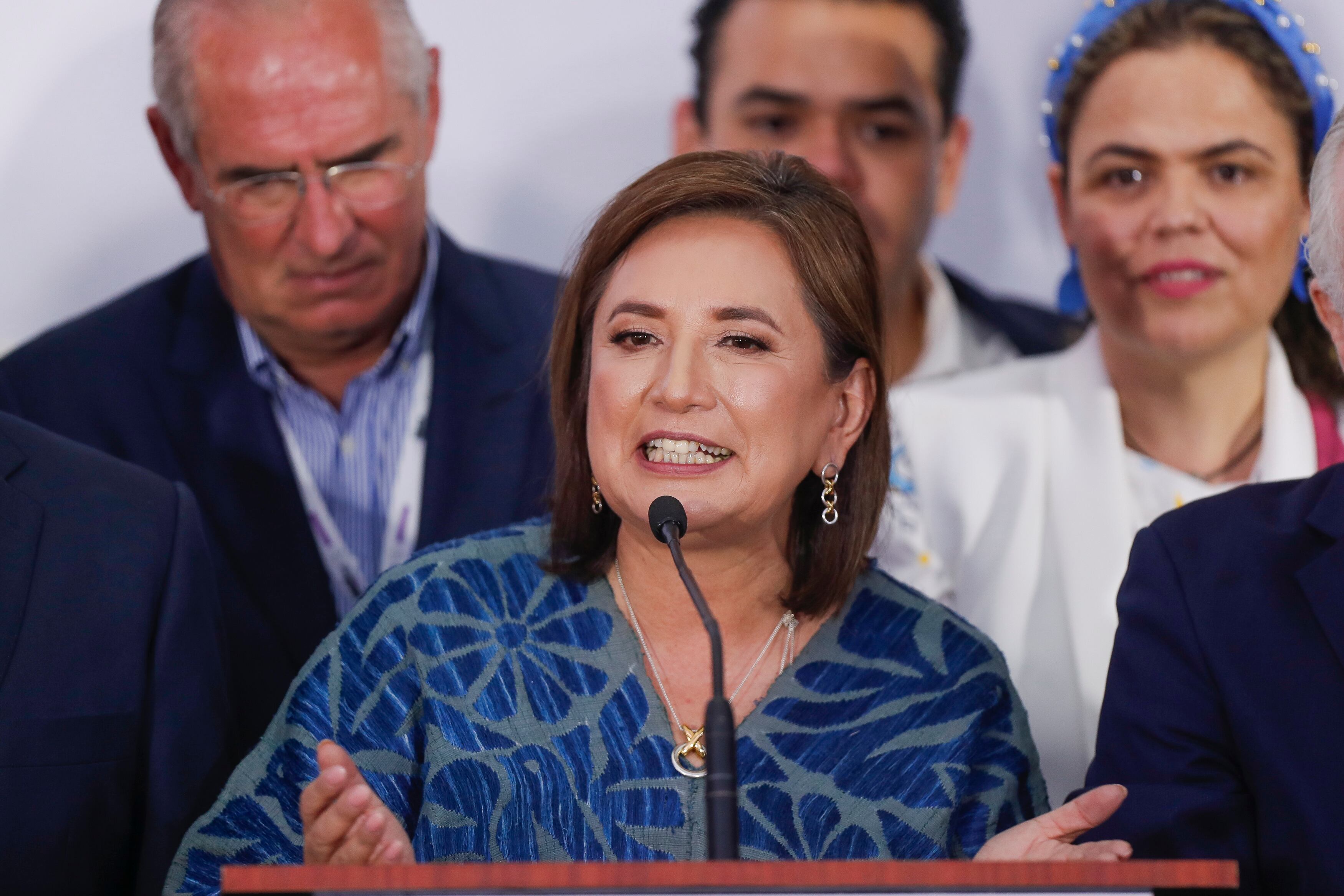 La candidata presidencial del frente opositor Fuerza y Corazón por México, Xóchitl Gálvez, habla a su salida de las instalaciones del Centro Cultural Universitario Tlatelolco, tras un debate este domingo, en la Ciudad de México (México). EFE/Isaac Esquivel
