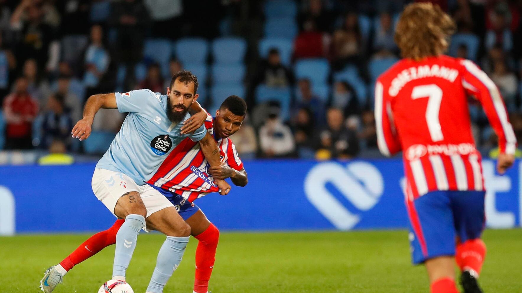 El delantero del Celta de Vigo, Borja Iglesias, lucha con Reinildo Mandava, del Atlético de Madrid, durante el partido de LaLiga (EFE/Salvador Sas)