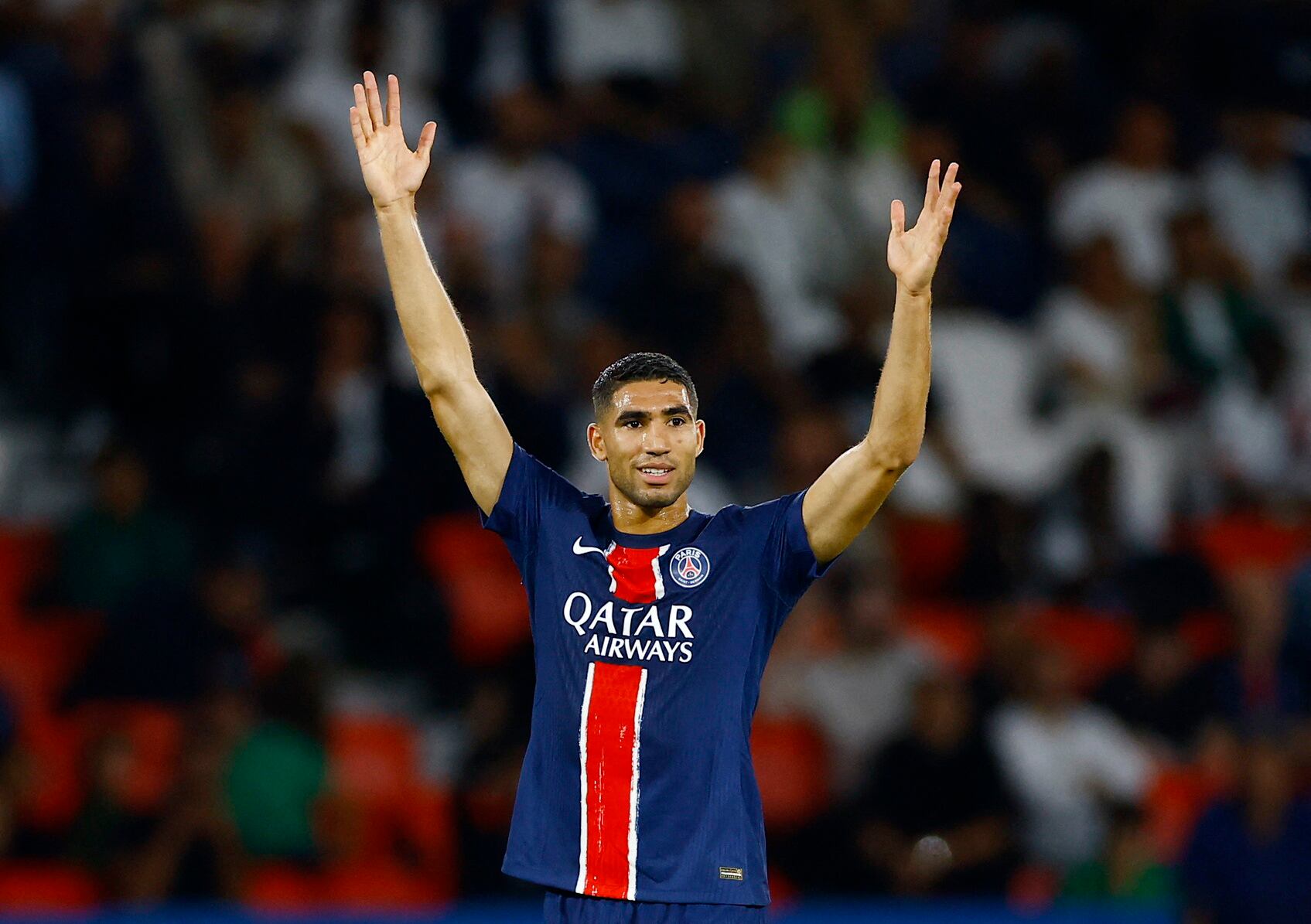 El jugador del PSG Achraf Hakimi (REUTERS/Christian Hartmann)