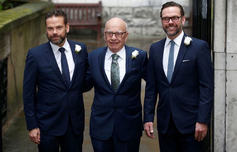 El magnate de los medios de comunicación Rupert Murdoch posa para una fotografía con sus hijos Lachlan y James (REUTERS/Peter Nicholls/Foto de archivo)