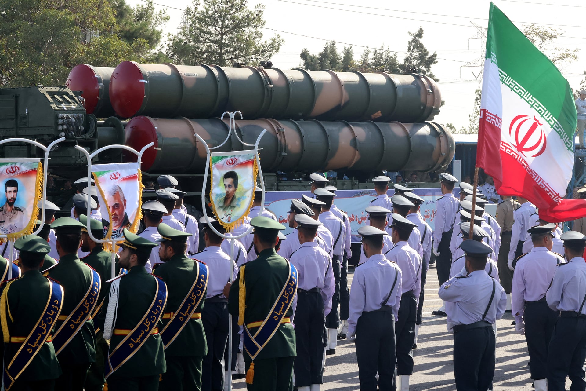 Irán presentó un nuevo misil y drones en medio de la escalada en Oriente Medio