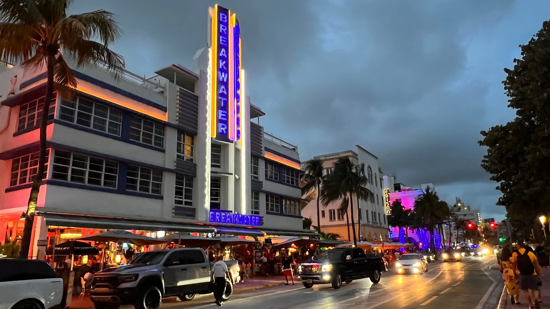 Ocean Drive, en South Beach, es un mundo en sí mismo. Desde South Pointe hasta la Calle 15, el paseo es una larga galería de edificios Art Deco. Millones de turistas recorren sus aceras cada año, visitan sus restaurantes y se divierten en sus bares y clubes. Varios de sus edificios han aparecido en numerosas películas.