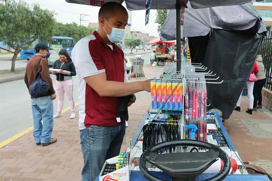 La informalidad laboral es alta entre los venezolanos, con un 71,63% en empleos no formales - crédito EFE