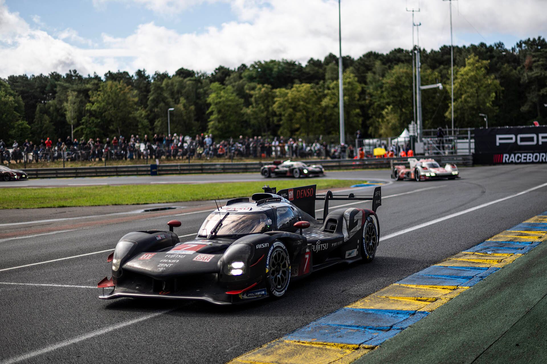 Superación de Pechito López con su Toyota a una de las Ferrari