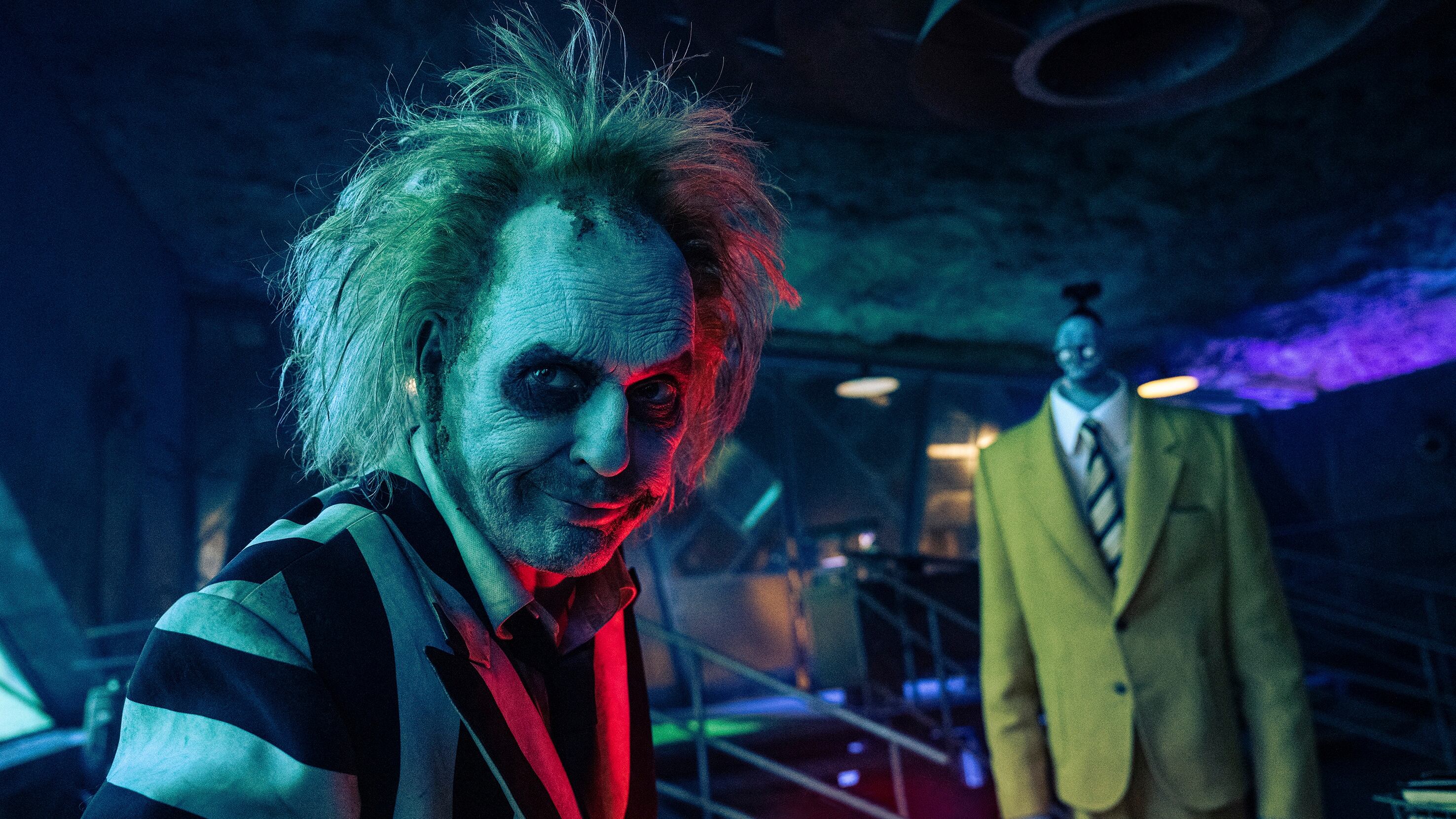 Esta imagen proporcionada por Warner Bros. Pictures muestra a Michael Keaton en una escena de "Beetlejuice Beetlejuice". (Parisa Taghizadeh/Warner Bros. Pictures via AP)