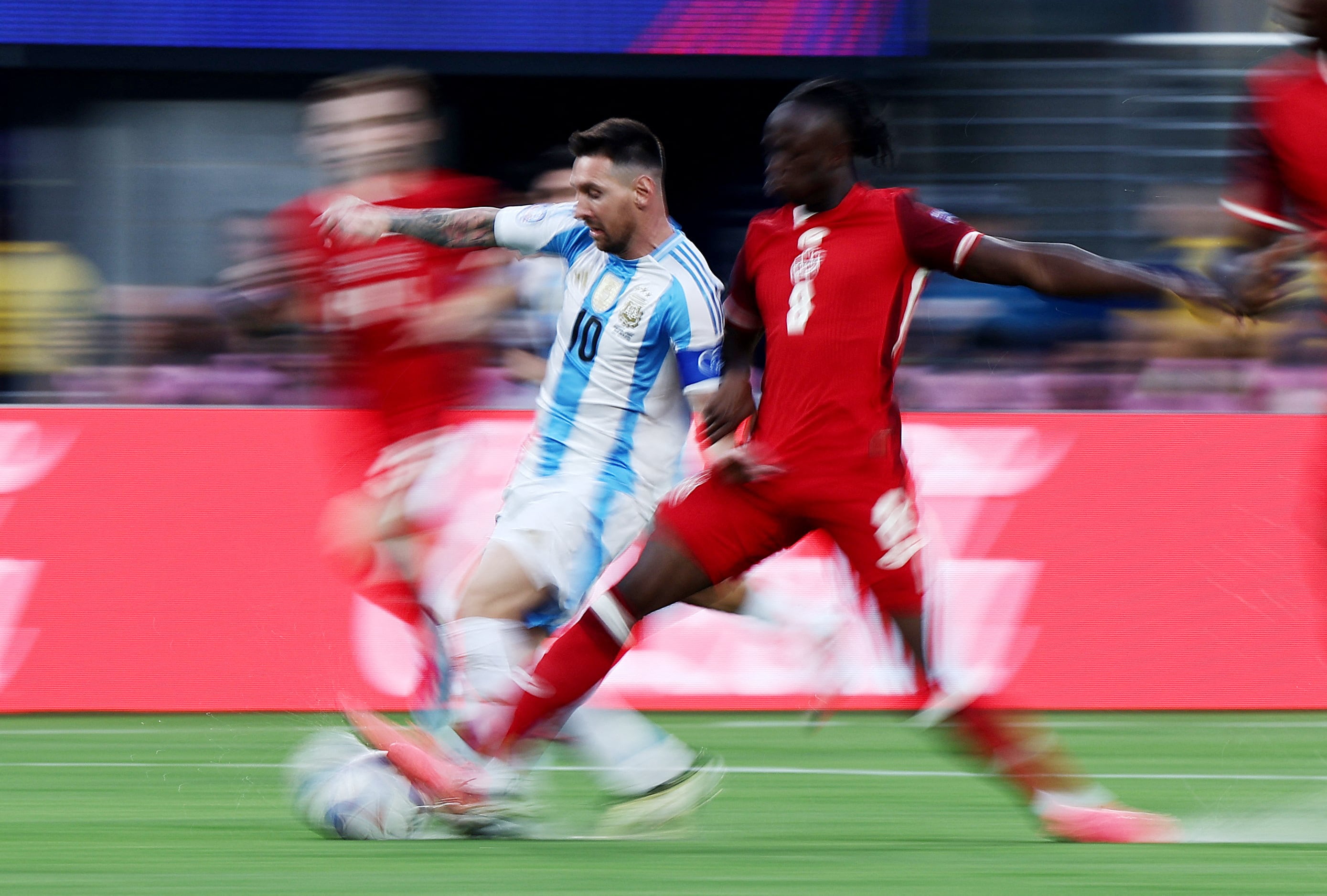 Lionel Messi, a pura velocidad, le gana a Cyle Larin 