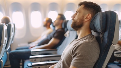 ¿Es mala idea tomar alcohol en un viaje de avión?