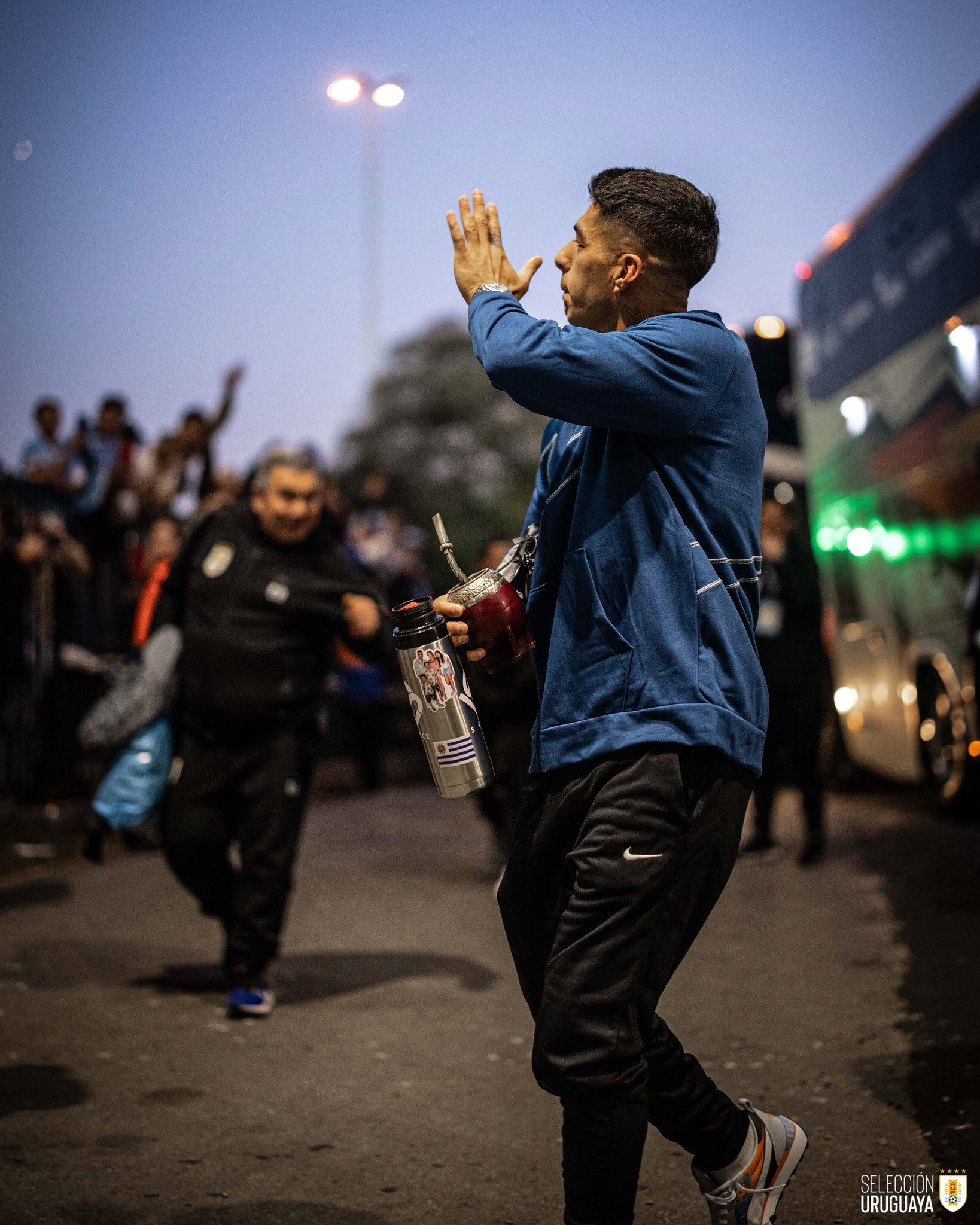 Luis Suárez saluda a los hinchas que lo fueron a ver en su despedida de la selección uruguaya (@Uruguay)