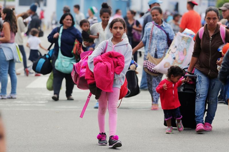 Foto de archivo. Venezolanos ingresan al Centro Binacional de Servicios Fronterizos de Perú luego de que se impuso una nueva ley de migración para que todos los migrantes venezolanos tengan visas y pasaportes válidos, en Tumbes, Perú, 15 de junio de 2019. REUTERS/Guadalupe Pardo