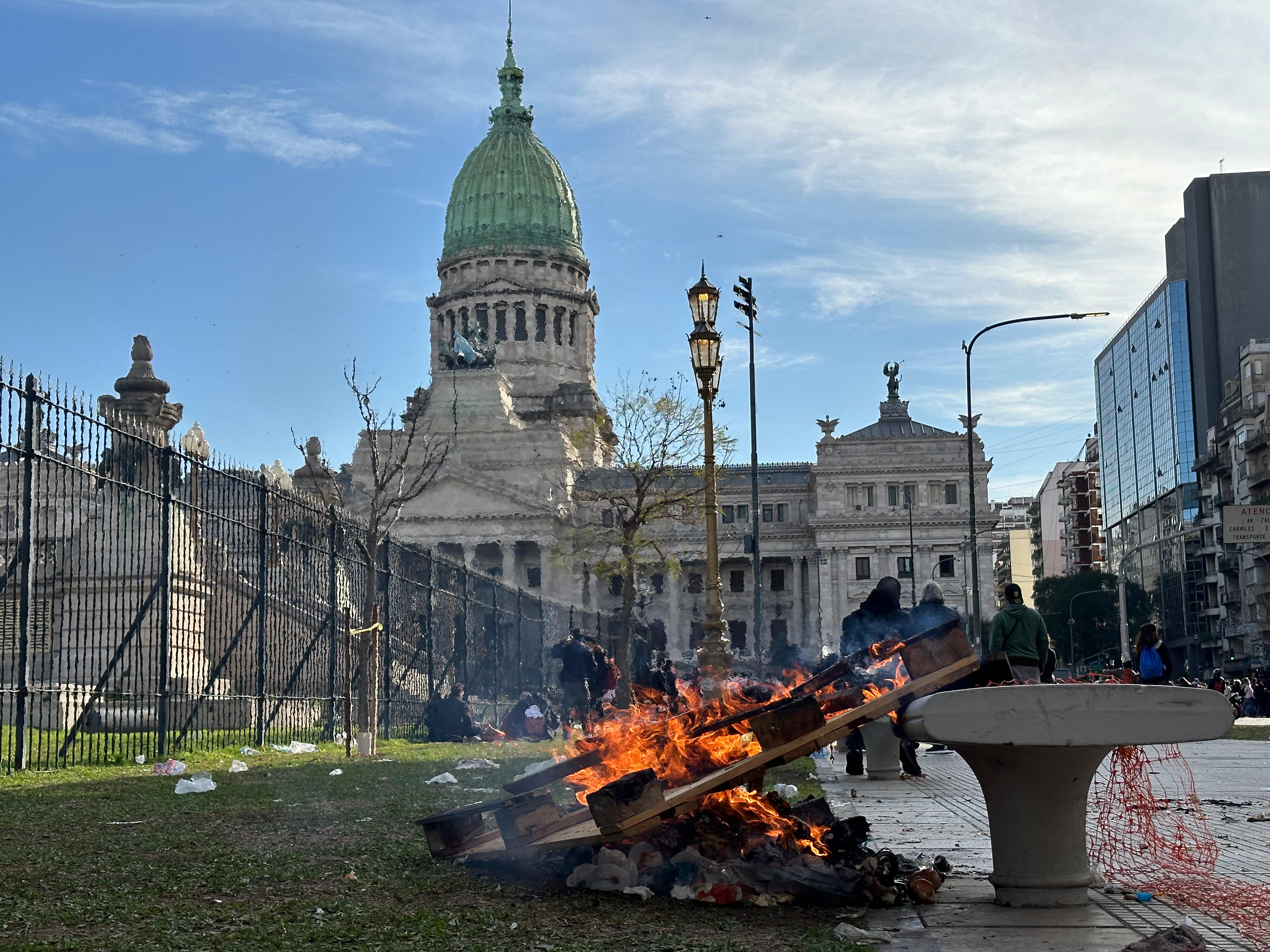 Plaza del Congreso - Debate en Diputados por el veto de Javier Milei a la reforma jubilatoria