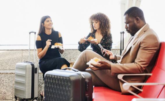 Gente comiendo en un aeropuerto