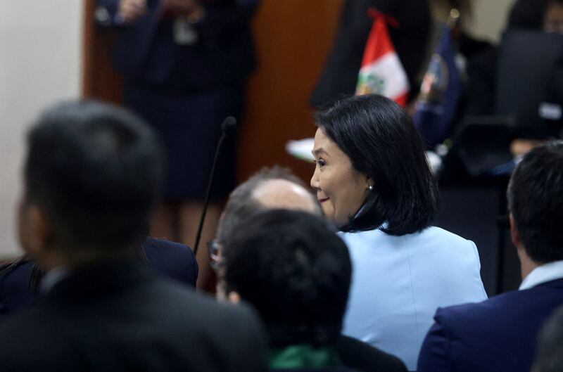 Keiko Fujimori, la ex candidata presidencial de Perú e hija del exmandatario Alberto Fujimori, se presenta en un tribunal de Lima al comienzo de un complejo juicio por corrupción en su contra. REUTERS/Sebastian Castaneda