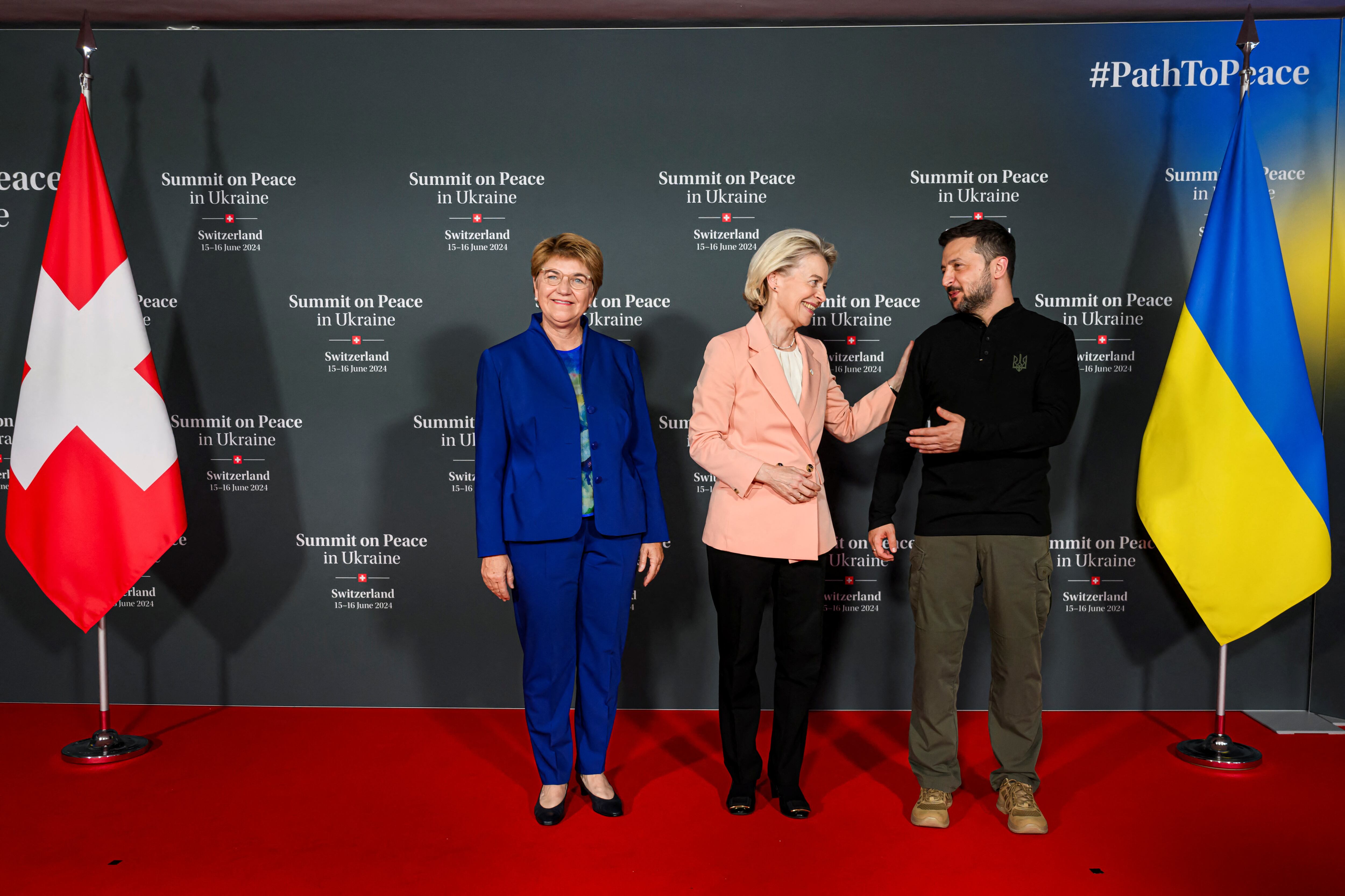 Ursula von der Leyen, junto a Volodimir Zelensky, en la cumbre por la paz de Ucrania en Suiza (ALESSANDRO DELLA VALLE/Pool via REUTERS)