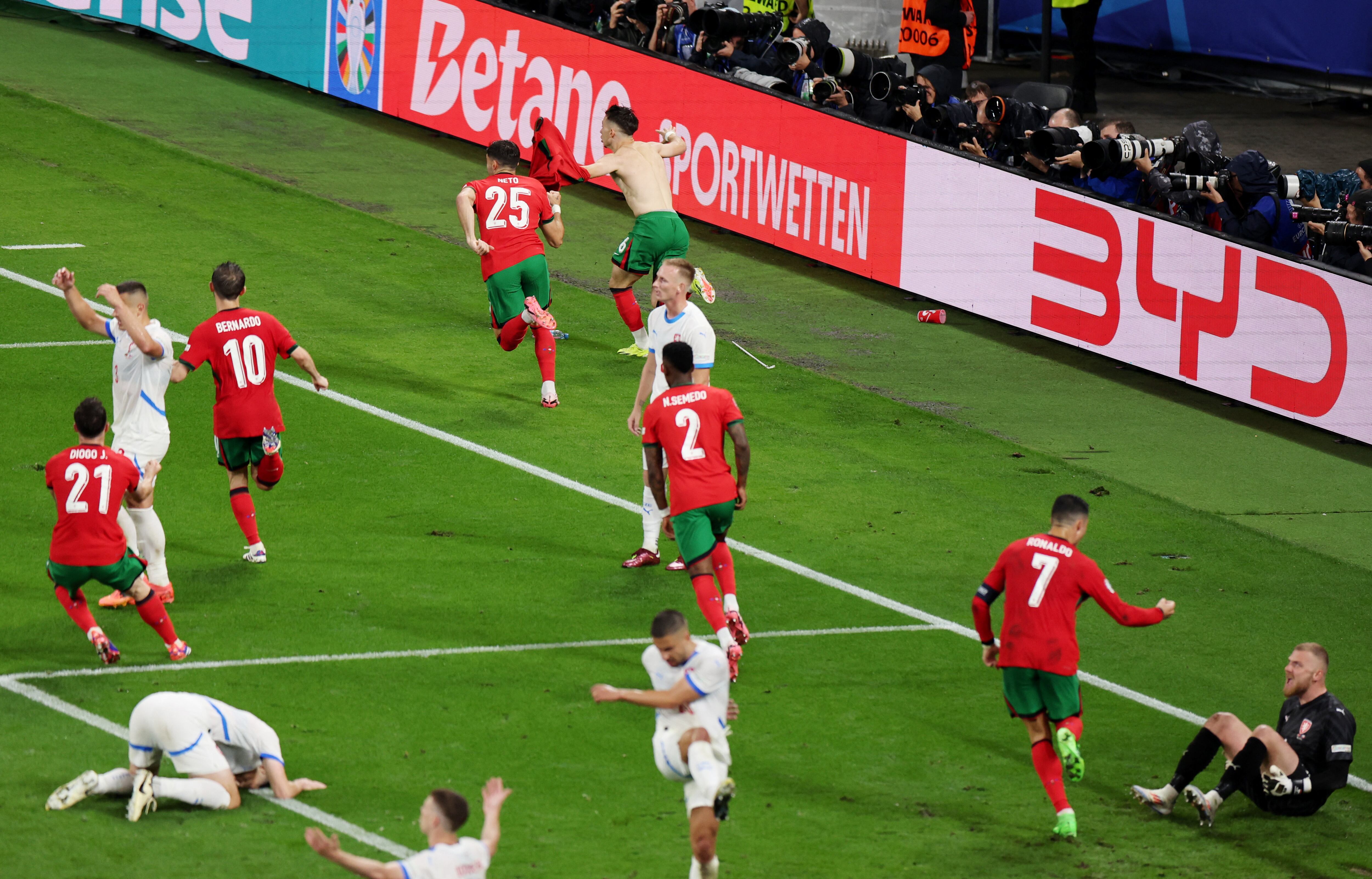 La celebración del gol agónico que le dio la victoria a Portugal (REUTERS/Karina Hessland)