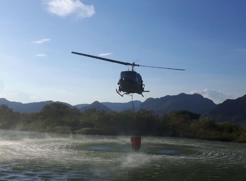 Equipos de emergencia, junto con helicópteros de la Policía y la Fuerza Aérea, trabajan sin descanso para detener la propagación del fuego - crédito @FuerzasMilCol/X