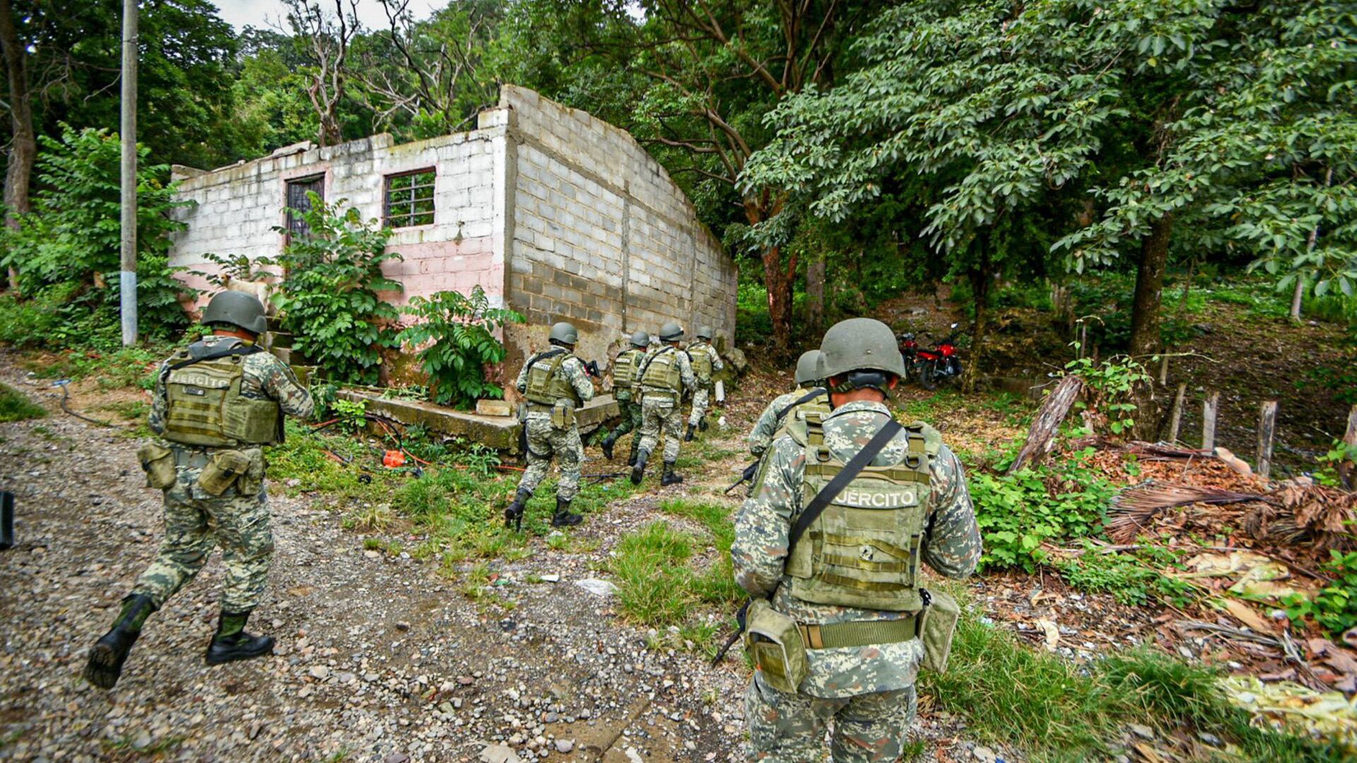 Militares inspeccionan una comunidad de Frontera Comalapa tras un enfrentamiento entre grupos criminales.

Chiapas - CJNG - Cártel de Sinaloa