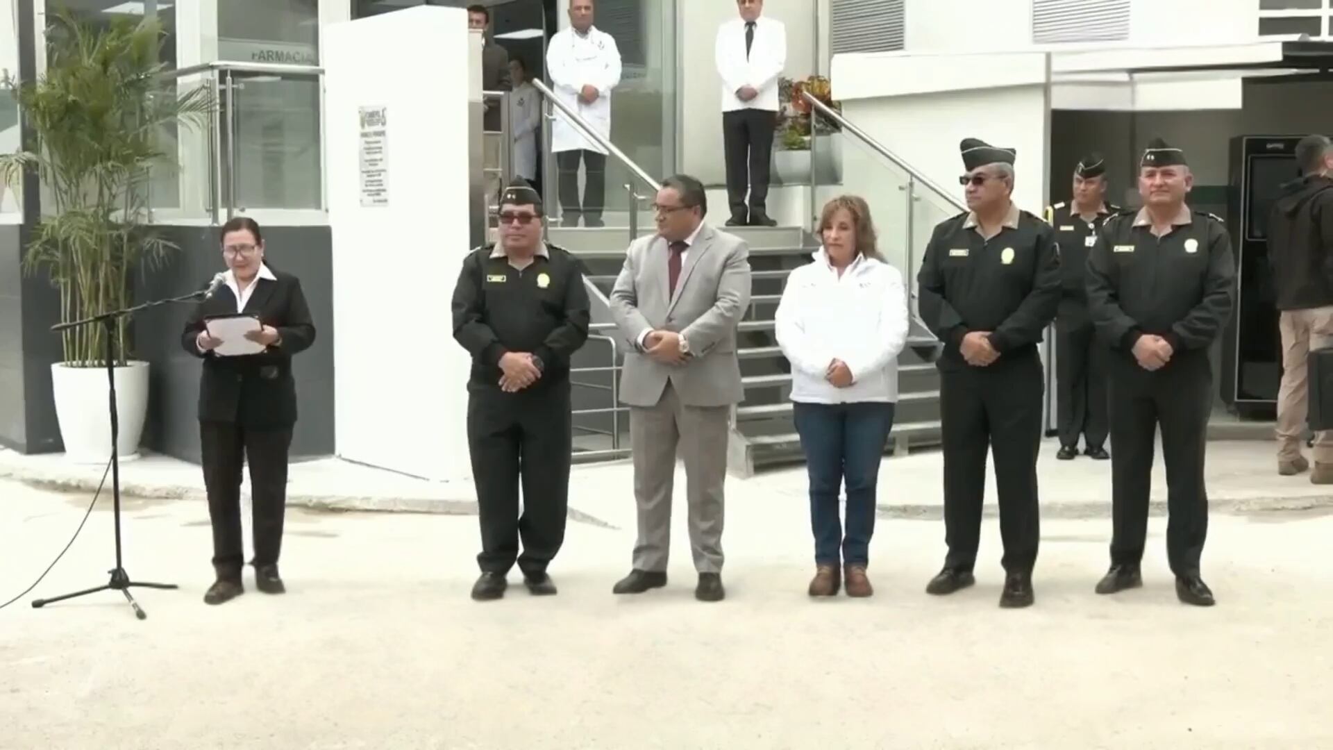 La suboficial PNP Carmen Rosa Bolívar dando su discurso en la inauguración