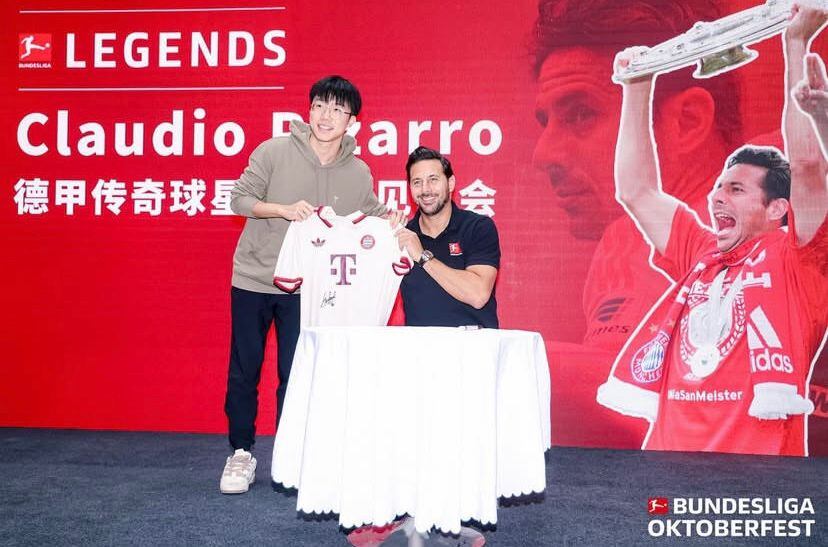 Claudio Pizarro firmó autógrafos en el Oktoberfest de la Bundesliga