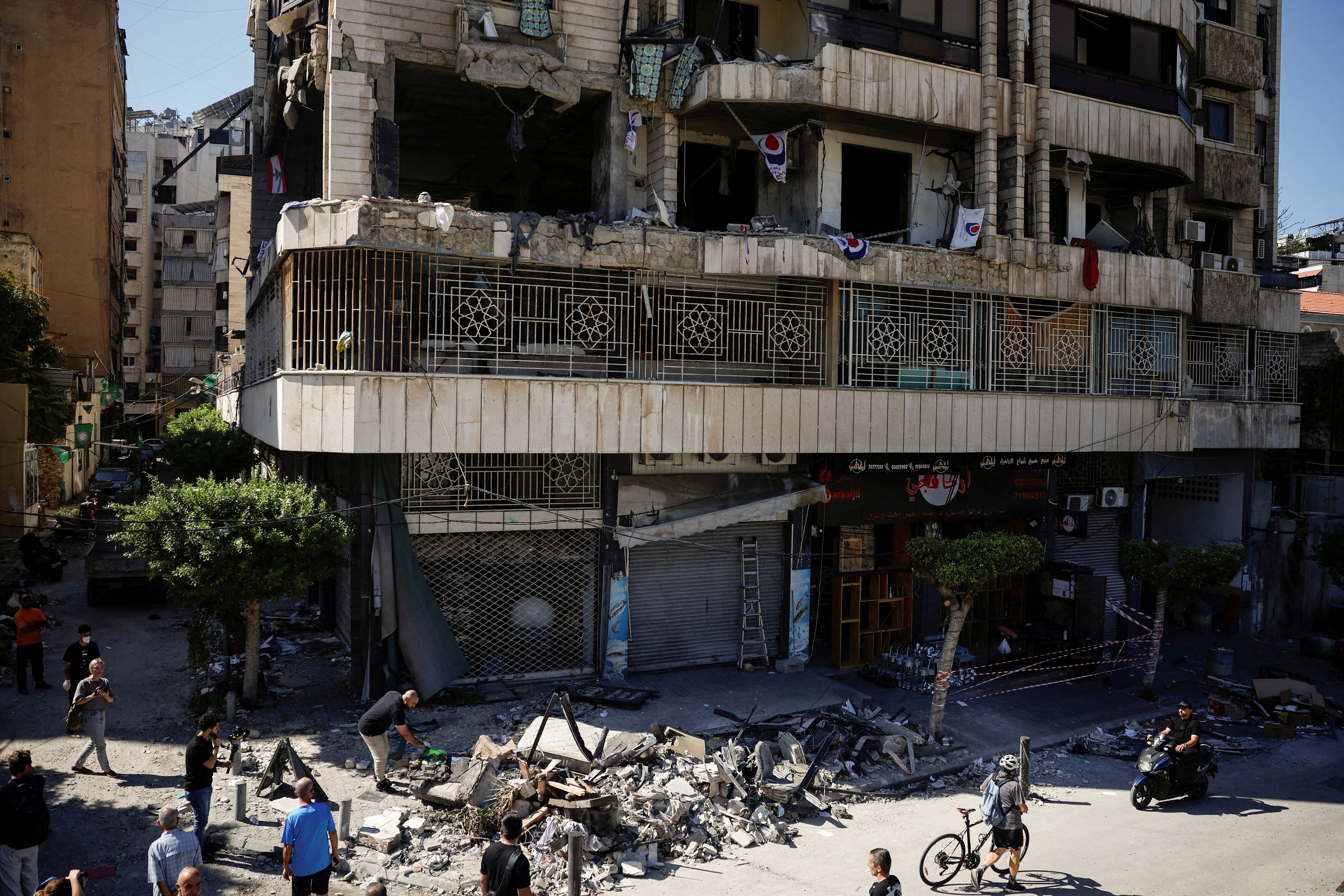 El edificio que albergaba la sede de los servicios de emergencia dirigidos por Hezbollah en Beirut, atacado por Israel (REUTERS/Louisa Gouliamaki)