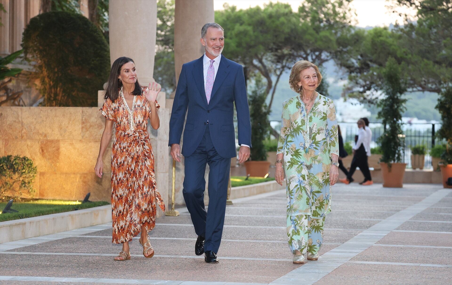 Los reyes Felipe VI y Letizia, y la reina Sofía, reciben a las autoridades de las Islas Baleares en el Palacio de Marivent (Raúl Terrel / Europa Press)